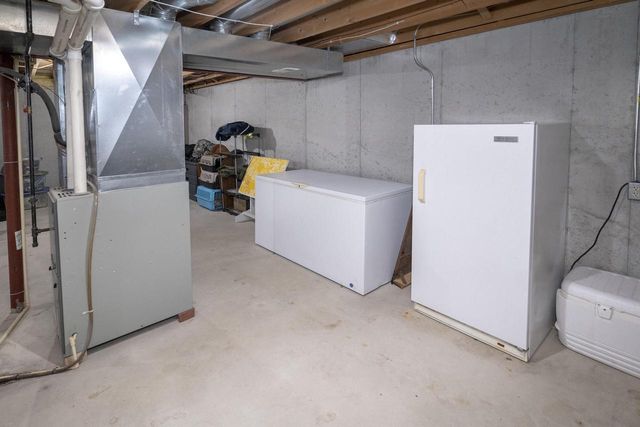 1406 S Silverbrook DRIVE, West Bend, WI 53095
