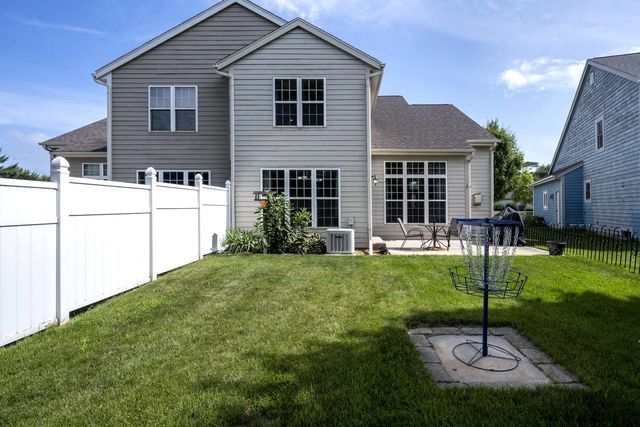 1406 S Silverbrook DRIVE, West Bend, WI 53095