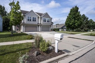 1406 S Silverbrook DRIVE, West Bend, WI 53095