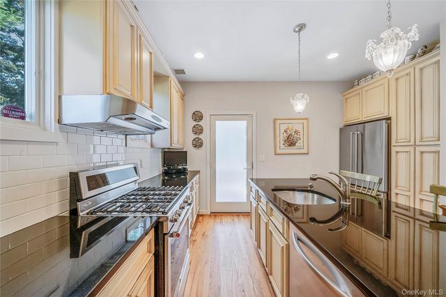 16 Foster Crossing, East Quogue, NY 11942