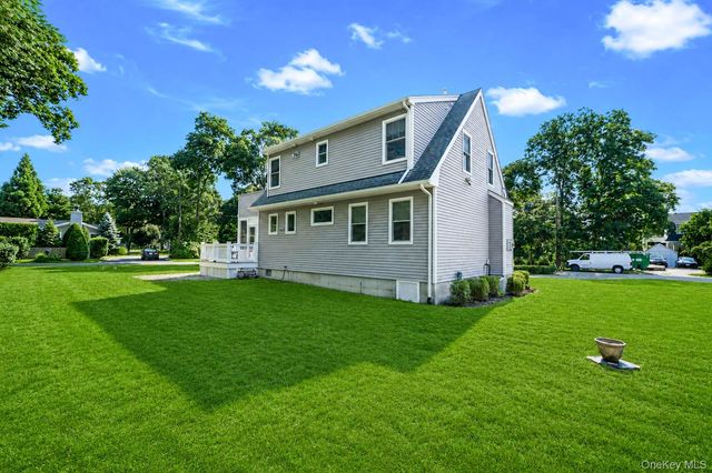 16 Foster Crossing, East Quogue, NY 11942