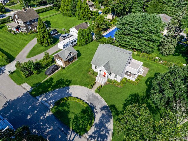 16 Foster Crossing, East Quogue, NY 11942