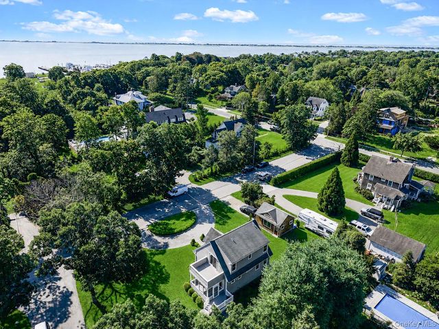 16 Foster Crossing, East Quogue, NY 11942