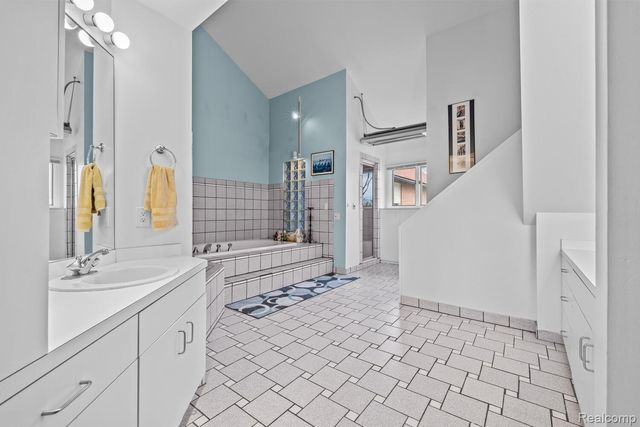 10785 Oxbow Lakeshore Drive, White Lake Charter Township, MI 48386