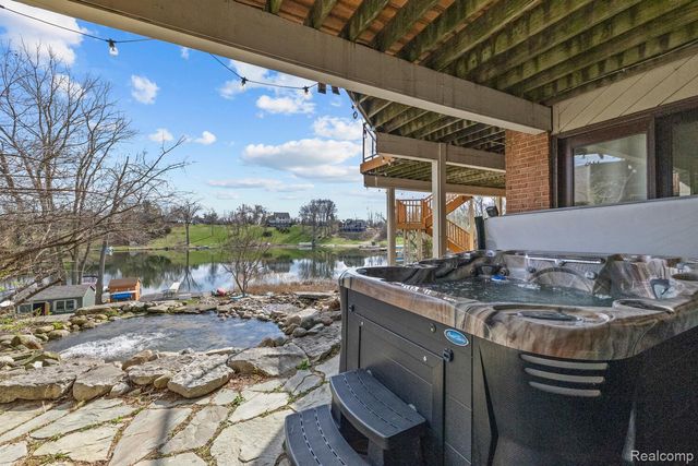 10785 Oxbow Lakeshore Drive, White Lake Charter Township, MI 48386
