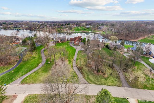 10785 Oxbow Lakeshore Drive, White Lake Charter Township, MI 48386