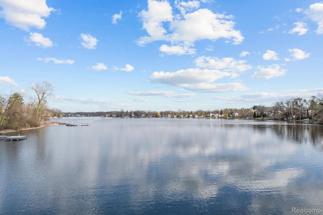 10785 Oxbow Lakeshore Drive, White Lake Charter Township, MI 48386