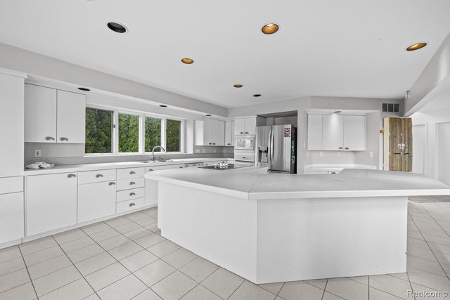 10785 Oxbow Lakeshore Drive, White Lake Charter Township, MI 48386