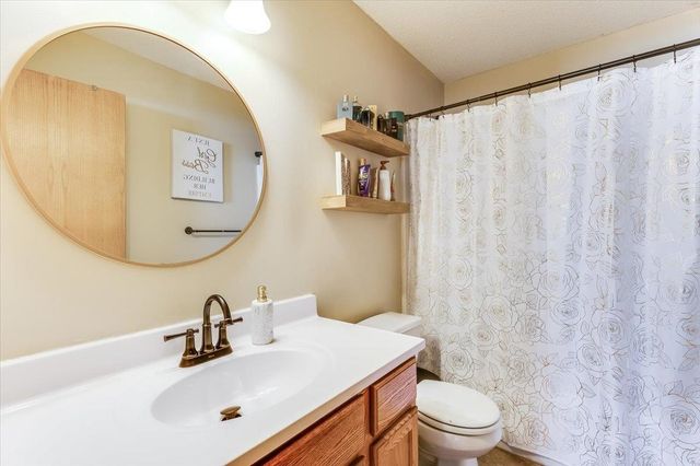 2049 S Crestline Ct, Wichita, KS 67209