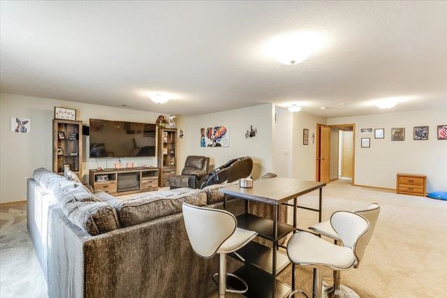 2049 S Crestline Ct, Wichita, KS 67209