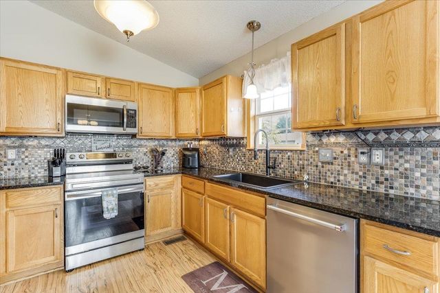 2049 S Crestline Ct, Wichita, KS 67209