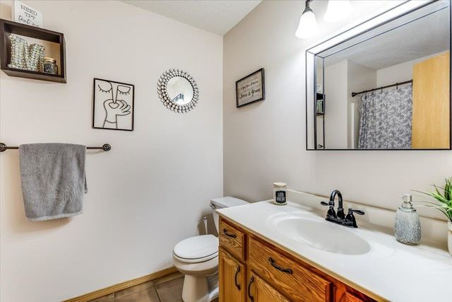 2049 S Crestline Ct, Wichita, KS 67209