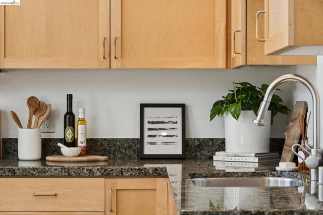 425 E 11th St 17, Oakland, CA 94606