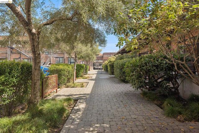 425 E 11th St 17, Oakland, CA 94606