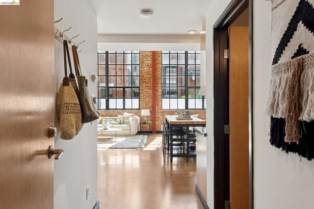 425 E 11th St 17, Oakland, CA 94606