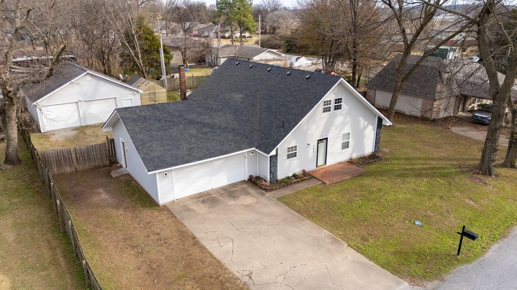 703 N 36th Street, Grove, OK 74344