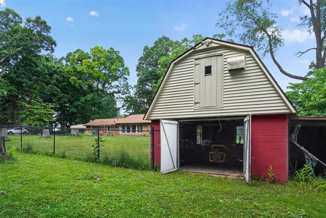 2475 Park Drive, Jackson, MI 49203