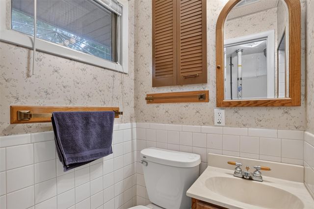 2475 Park Drive, Jackson, MI 49203