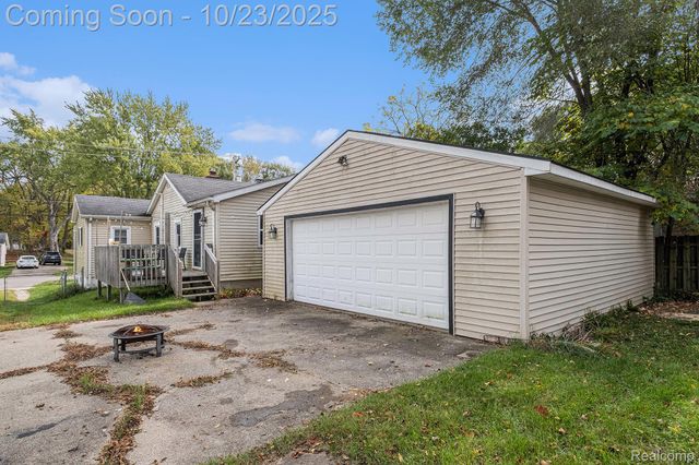 845 N East Street, Fenton, MI 48430
