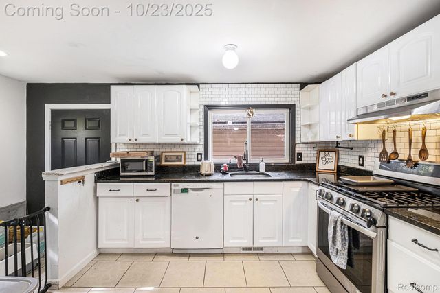 845 N East Street, Fenton, MI 48430