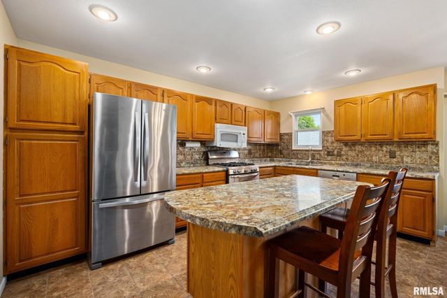 200 LEXINGTON Drive, Washington, IL 61571