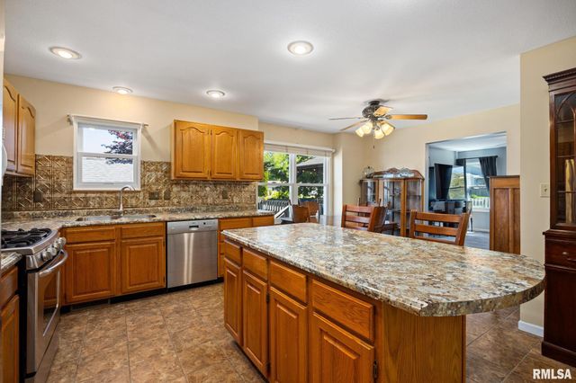 200 LEXINGTON Drive, Washington, IL 61571