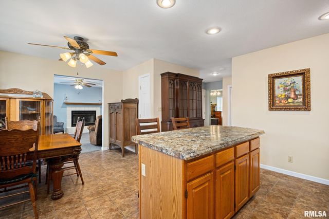 200 LEXINGTON Drive, Washington, IL 61571