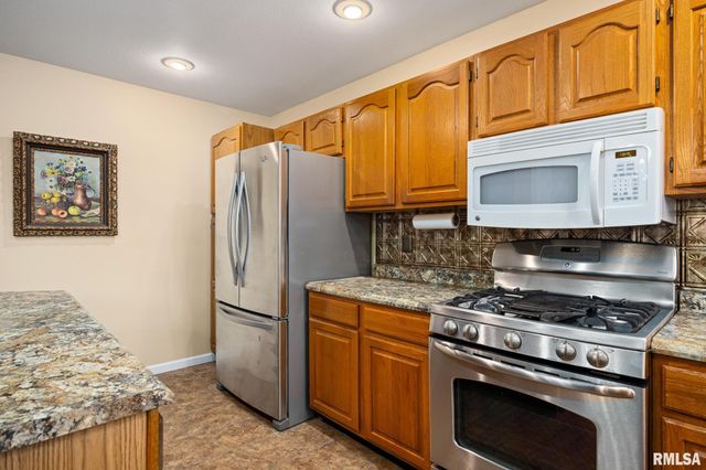 200 LEXINGTON Drive, Washington, IL 61571