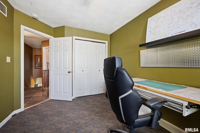 200 LEXINGTON Drive, Washington, IL 61571