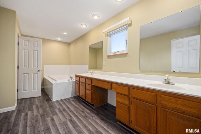 200 LEXINGTON Drive, Washington, IL 61571