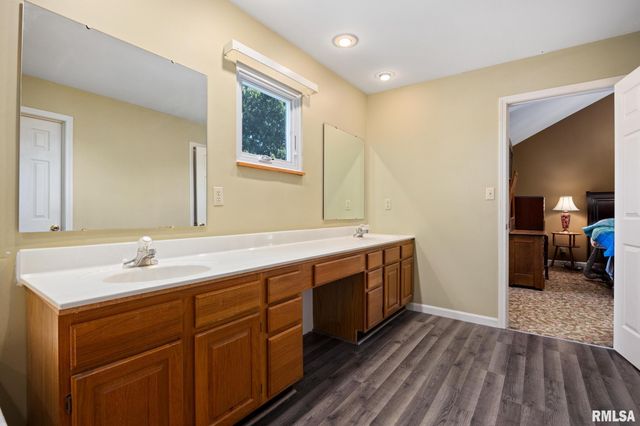 200 LEXINGTON Drive, Washington, IL 61571