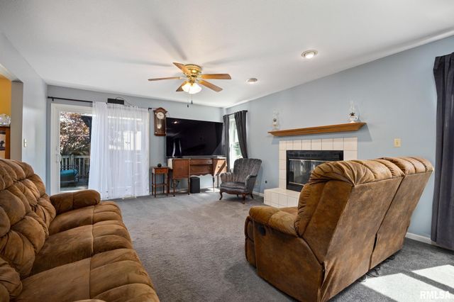 200 LEXINGTON Drive, Washington, IL 61571