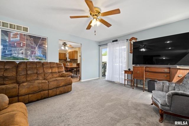 200 LEXINGTON Drive, Washington, IL 61571