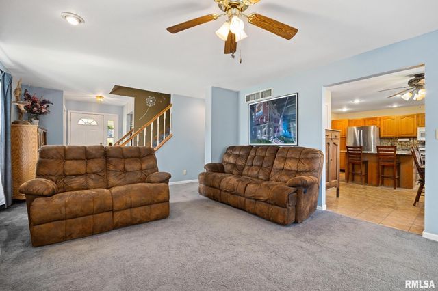 200 LEXINGTON Drive, Washington, IL 61571