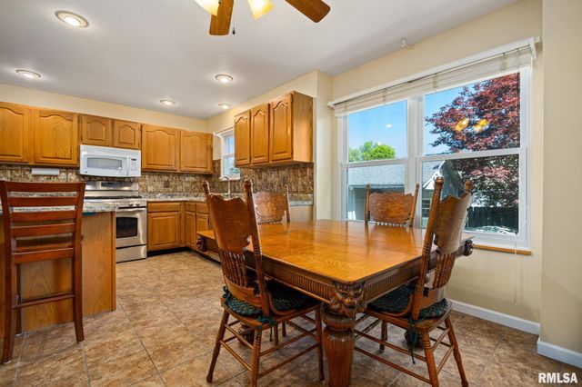 200 LEXINGTON Drive, Washington, IL 61571