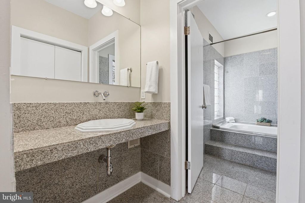 Image 25 of property listing at 1031 S BOULDIN ST, Baltimore, MD 21224