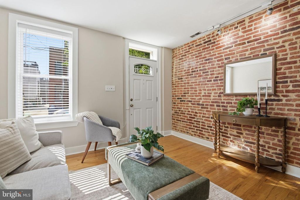 Image 4 of property listing at 1031 S BOULDIN ST, Baltimore, MD 21224