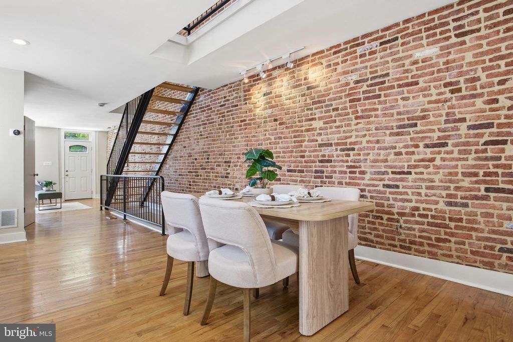 Image 5 of property listing at 1031 S BOULDIN ST, Baltimore, MD 21224