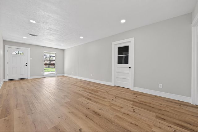 7227 Colton St, Houston, TX 77016