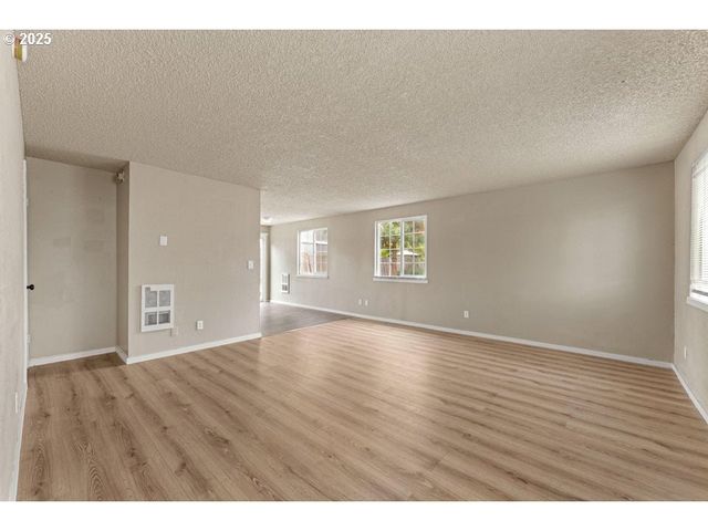 1215 W MAIN St, Medford, OR 97501