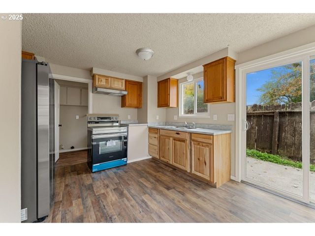 1215 W MAIN St, Medford, OR 97501