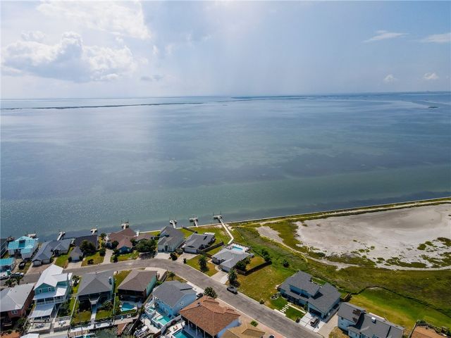 213 Bayview Dr, Aransas Pass, TX 78336