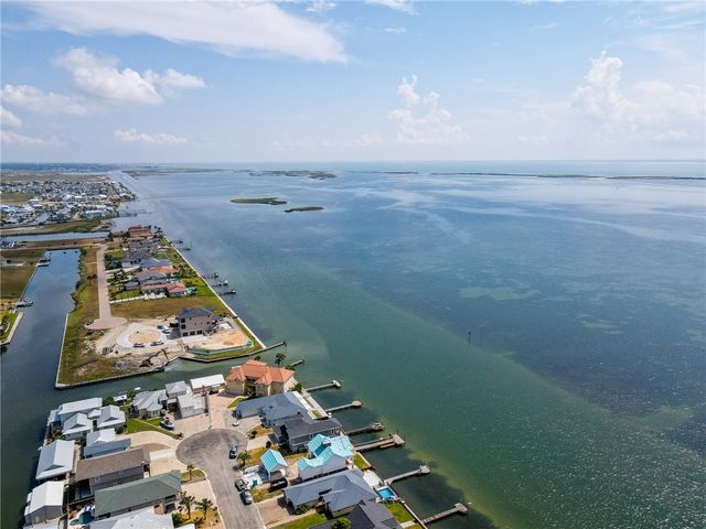 213 Bayview Dr, Aransas Pass, TX 78336