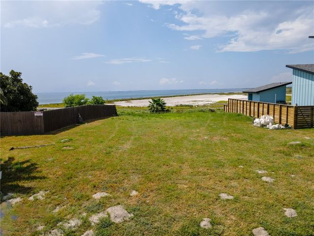 213 Bayview Dr, Aransas Pass, TX 78336