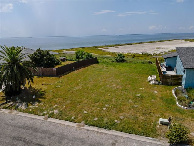 213 Bayview Dr, Aransas Pass, TX 78336