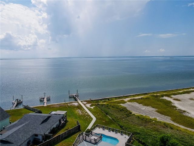 213 Bayview Dr, Aransas Pass, TX 78336