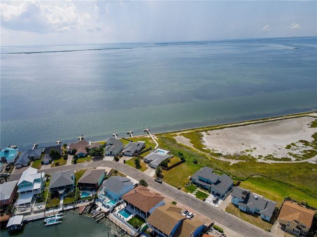 213 Bayview Dr, Aransas Pass, TX 78336
