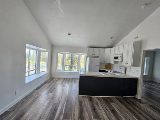 517 S Hewes B, Orange, CA 92869