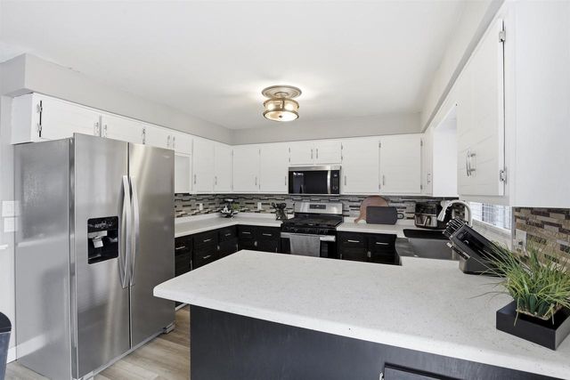 3236 S WHIP POOR WILL LANE, Appleton, WI 54915