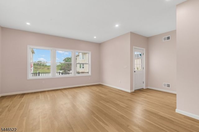 95 Seabreeze Ave, Middletown Twp., NJ 07748
